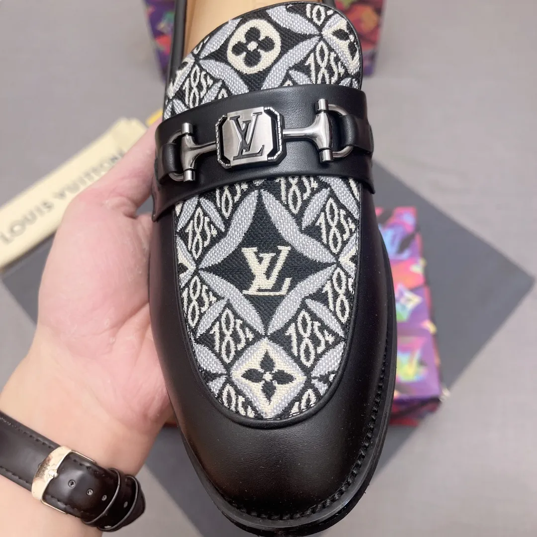 p440【LV】《Lv leather shoes are a must-have for trendy men. 👟Strong European fashion atmosphere. Generous shoe last. High-end quality. Fully imported first-layer cowhide. Sheepskin lining. Comfortable on the feet. Lightweight rubber outsole is thick and comfortable. 👍👍Its unique talent lies in its unremitting pursuit of innovation. 0️⃣0️⃣2️⃣ Code number 39 to 44 (Can be customized for 38.45) No. 0117